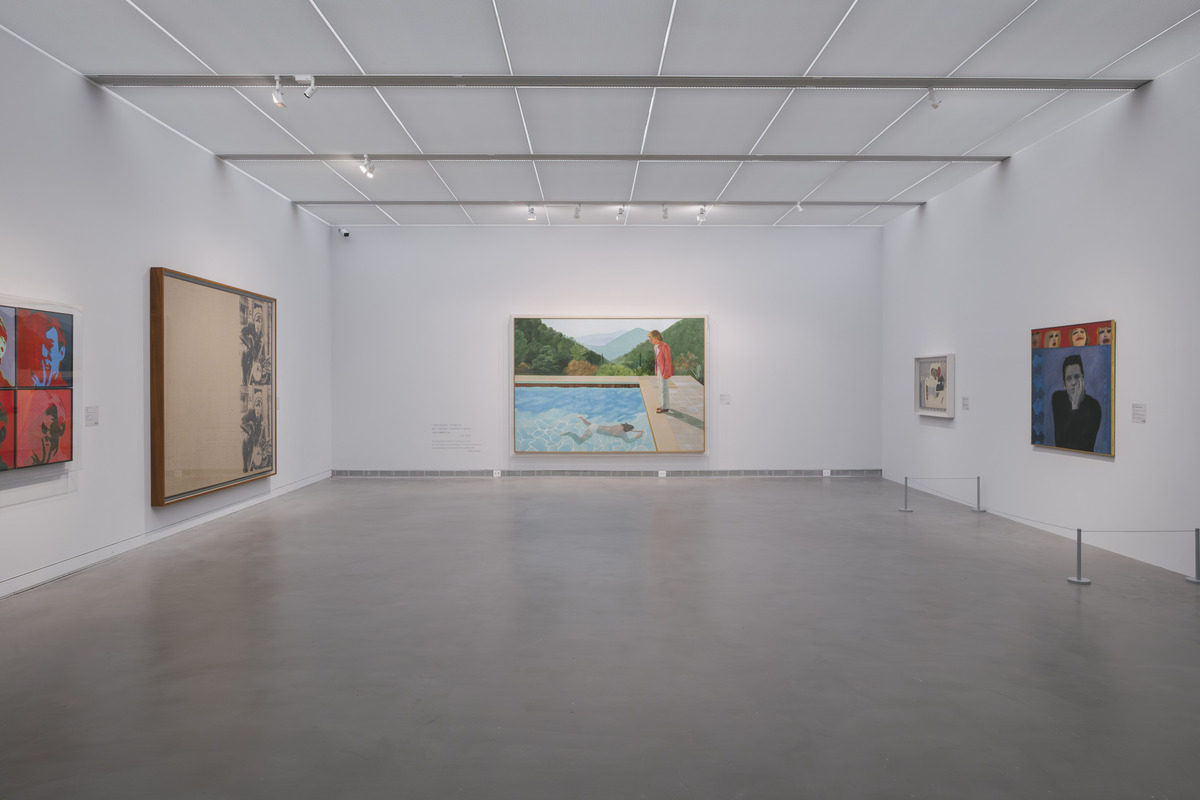 大衛．霍克尼〈藝術家肖像（泳池與兩個人像）〉在高美館展出。 圖：高雄市立美術館/提供
