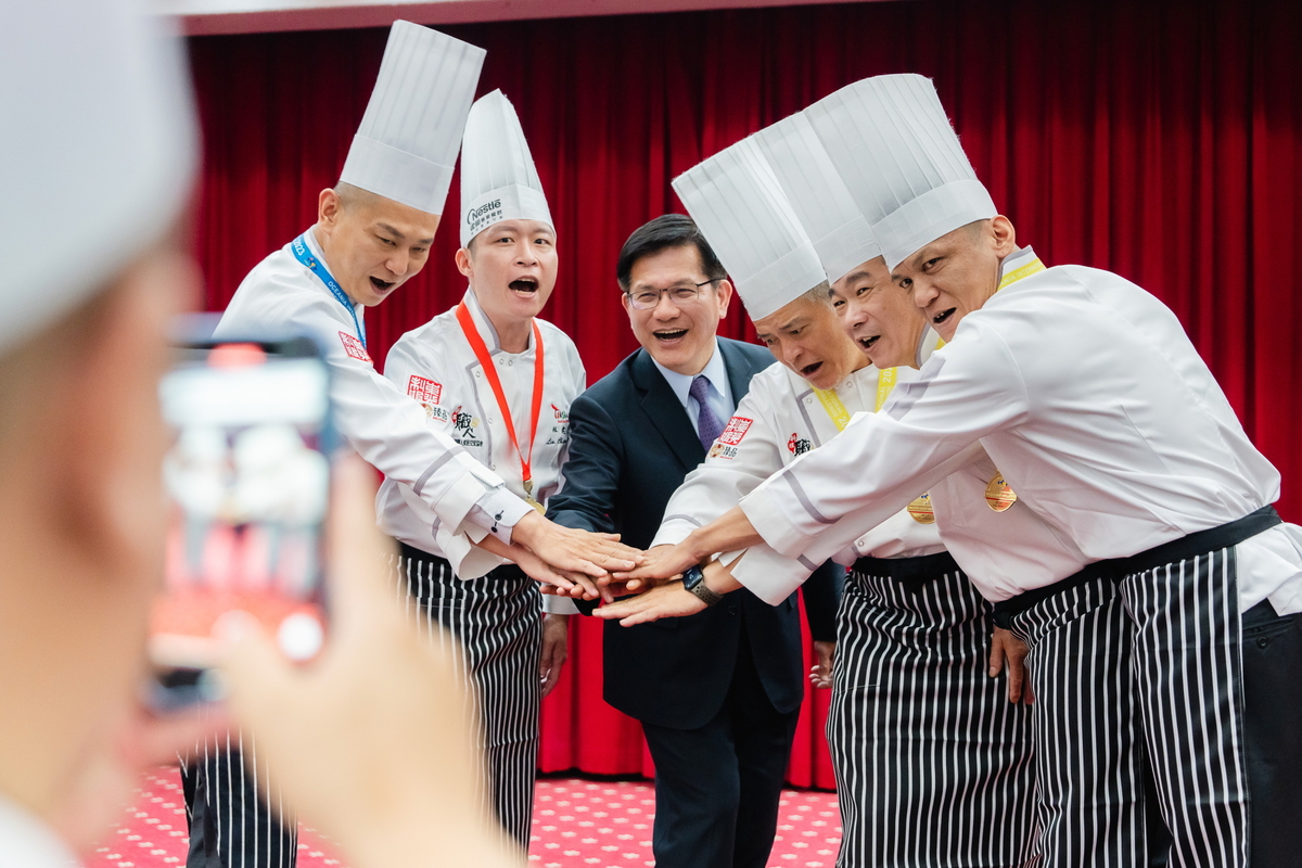 中華料理職人餐旅交流協會理事長陳宗佑將率領代表隊出征馬來西亞，外交部長林佳龍授旗祝福。 圖：翻攝自林佳龍臉書