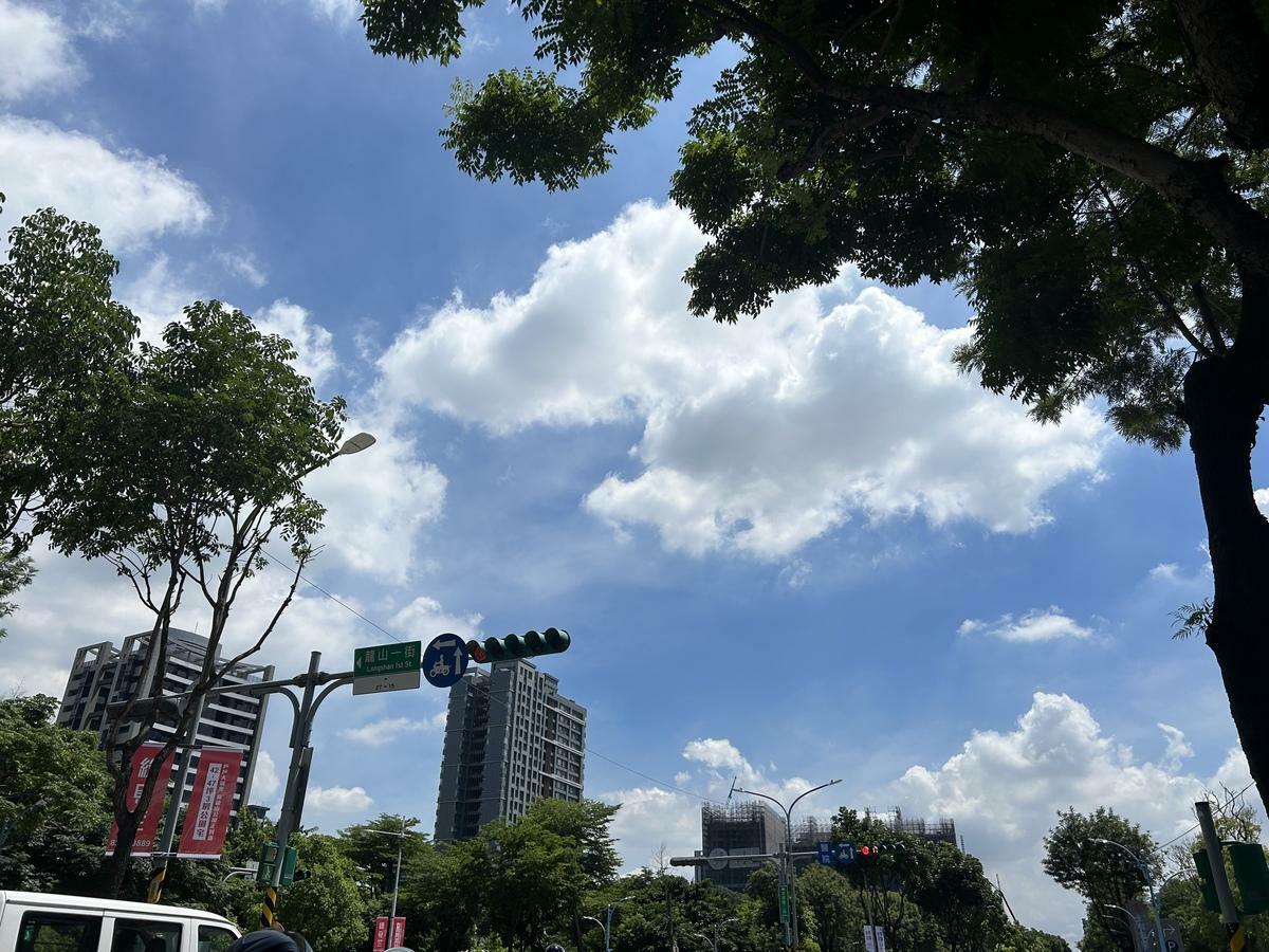 今(6)日為小暑各地高溫炎熱，今日南部地區有局部37度左右高溫發生的機率。 圖：林岑韋 / 攝