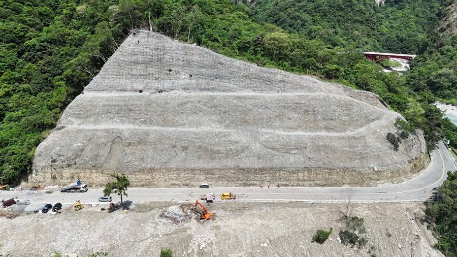 交通部公路局表示，因強震過後道路邊坡穩定性較低，偶有餘震，再加上近來鋒面影響氣候不穩定常有午後大雨發生，落石頻率仍然較高，現階段施工管制作為仍採分階段管制放行並視後續復建工程進度逐步來放寬管制措施。 圖：翻攝自太魯閣國家公園臉書