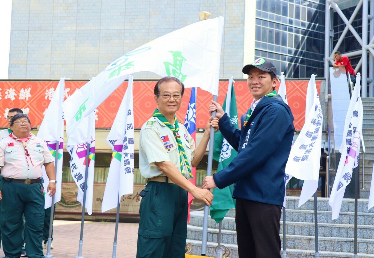 吳立森(右)授旗給高雄市童軍團。 圖：高雄市教育局/提供