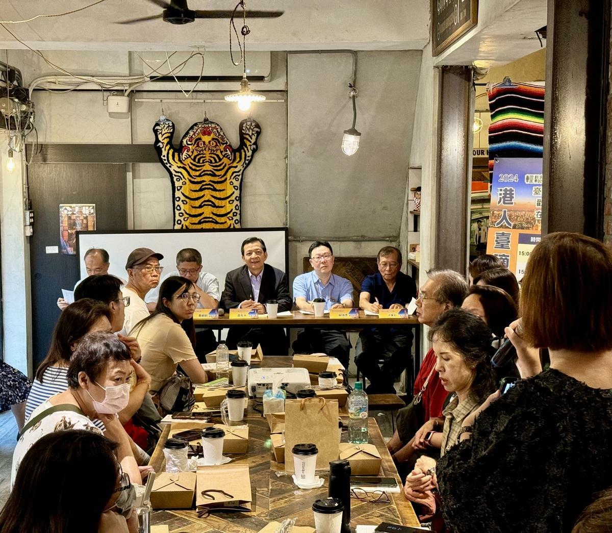 在座談會上，香港移民得以向與會的政府部門官員進行面對面的談話，解決生活方面可能遇到的問題。 圖：財團法人港台經濟文化合作策進會提供
