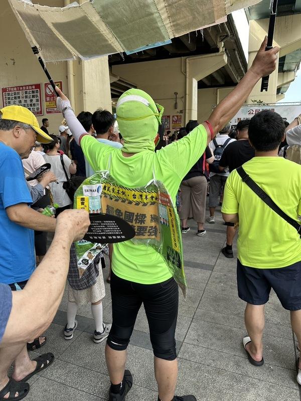 民眾扮青鳥在基隆宣傳罷樑行動。 圖：民眾提供