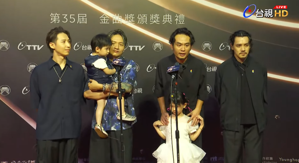 樂團「滅火器」主唱楊大正帶兒子與女兒走紅毯。 圖：翻攝自台視