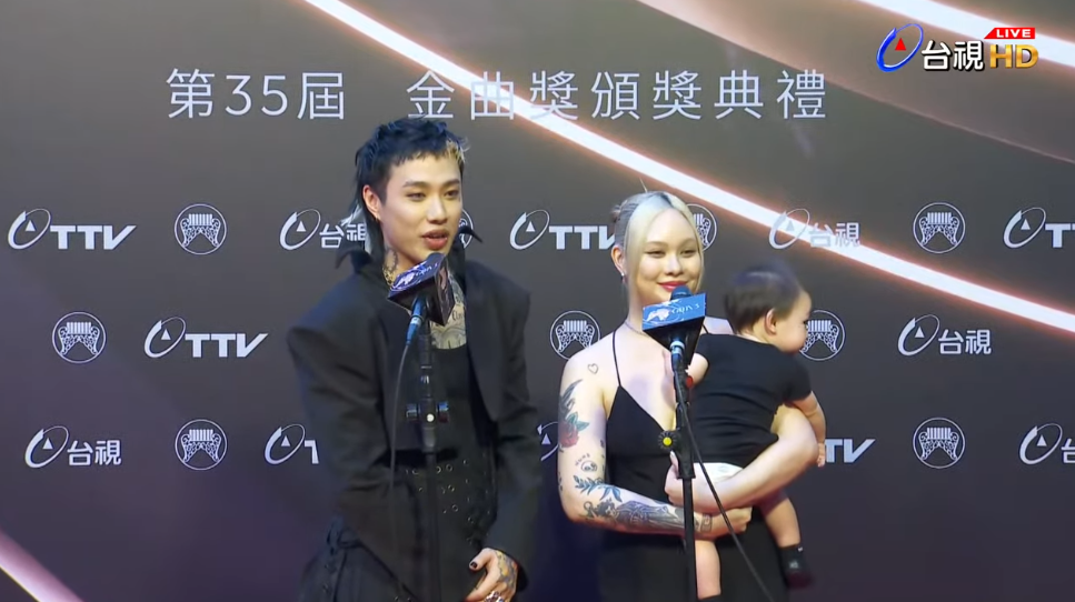 Marz23帶老婆、小孩走紅毯。 圖：翻攝自台視