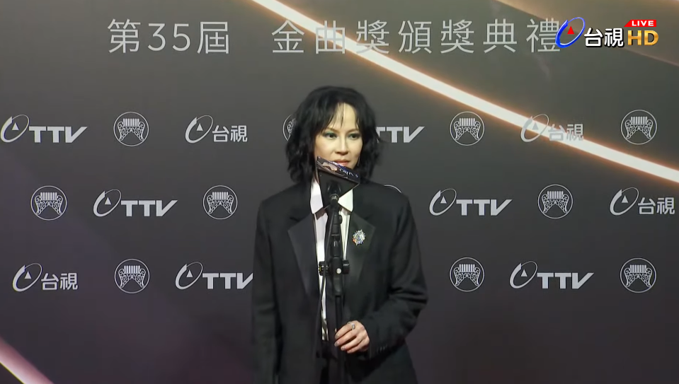楊乃文尋求二封歌后，以俐落西裝禮服登場。 圖：翻攝自台視