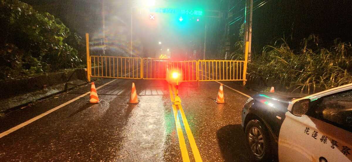 花蓮山區豪雨，蘇花公路台9丁蘇花舊路61.2K和平明隧道湧進泥流，暫時封閉通行。