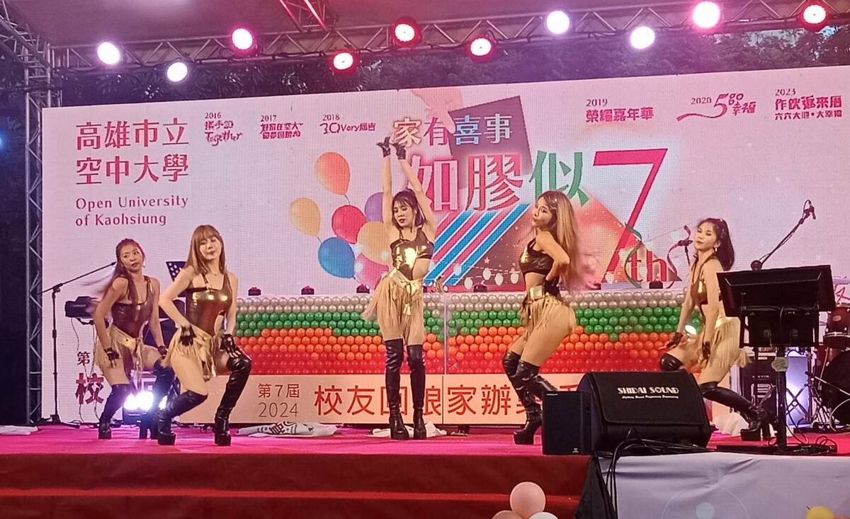 高雄空大校友回娘家辦桌活動找來辣妹熱舞助陣。 圖：孫家銘攝