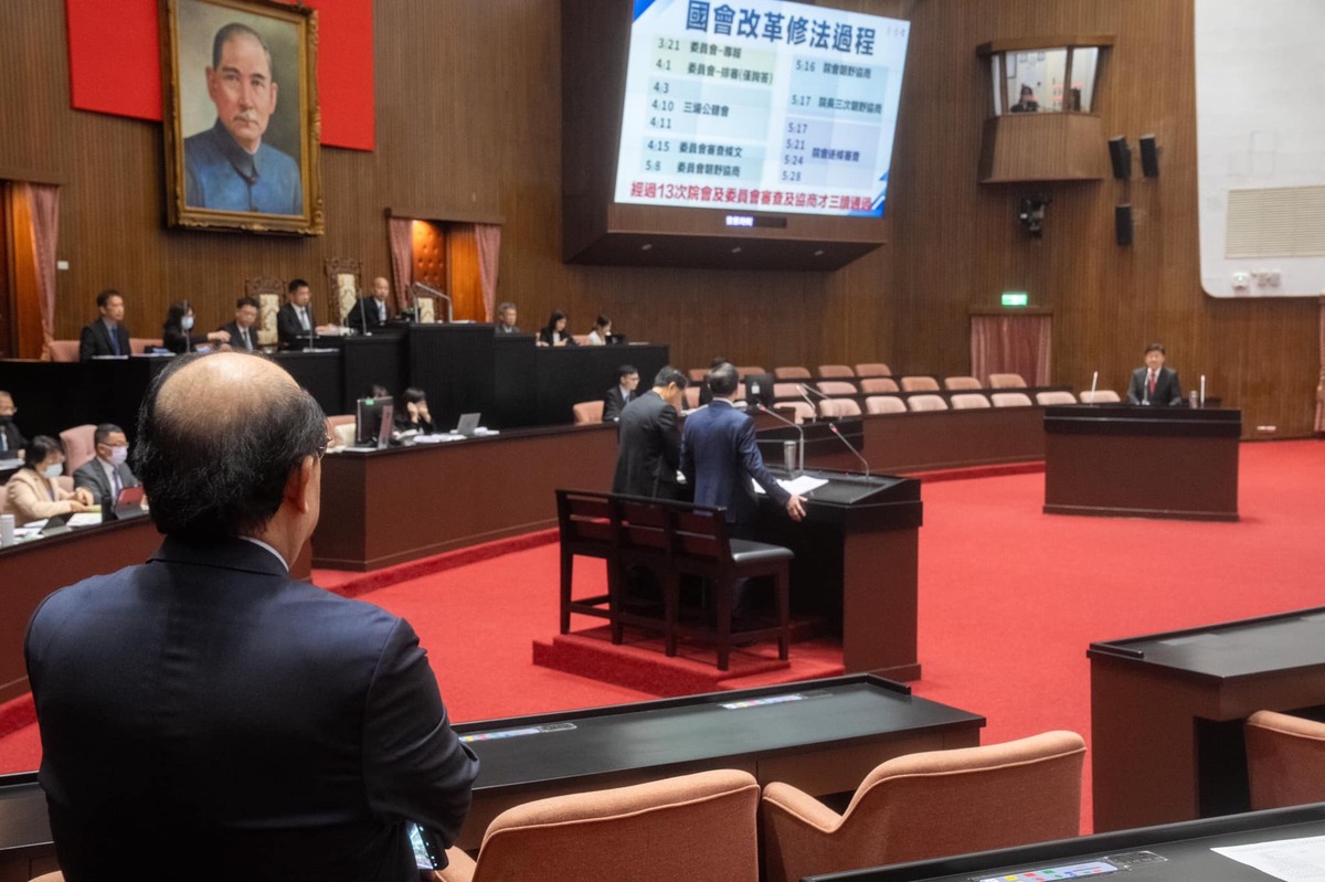 國會職權修法朝野攻防不斷，柯建銘晚間在臉書痛批朱立倫和柯文哲說謊成性，國民黨、民眾黨已是全國最大詐騙集團。 圖：翻攝自柯建銘臉書