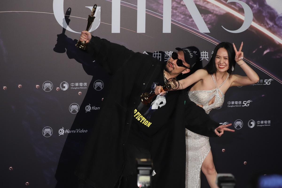 MC HotDog熱狗與孫盛希分別拿下歌王、歌后，受訪時開心合影。 圖：許斯婷／攝