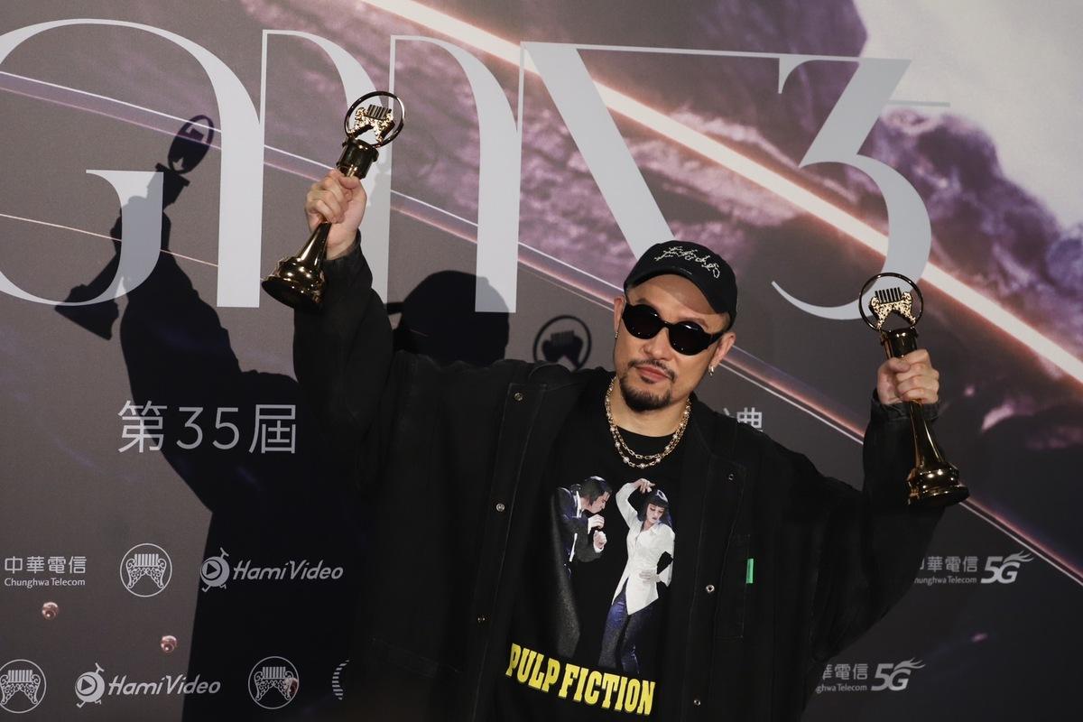MC HotDog熱狗生涯首次奪得最佳華語男歌手獎，今年開心抱回兩座金曲獎座。 圖：許斯婷／攝