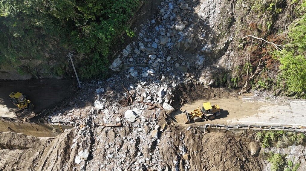 圖為台8線180.5公里處寧安橋西端坍方搶修情形。 （公路局東區養護工程分局提供）
