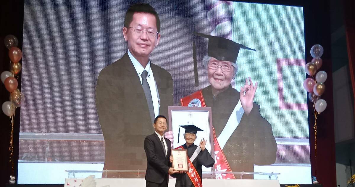 郭添貴(左)親自頒獎表揚99歲的徐蔡彩月(右)。 圖：孫家銘攝
