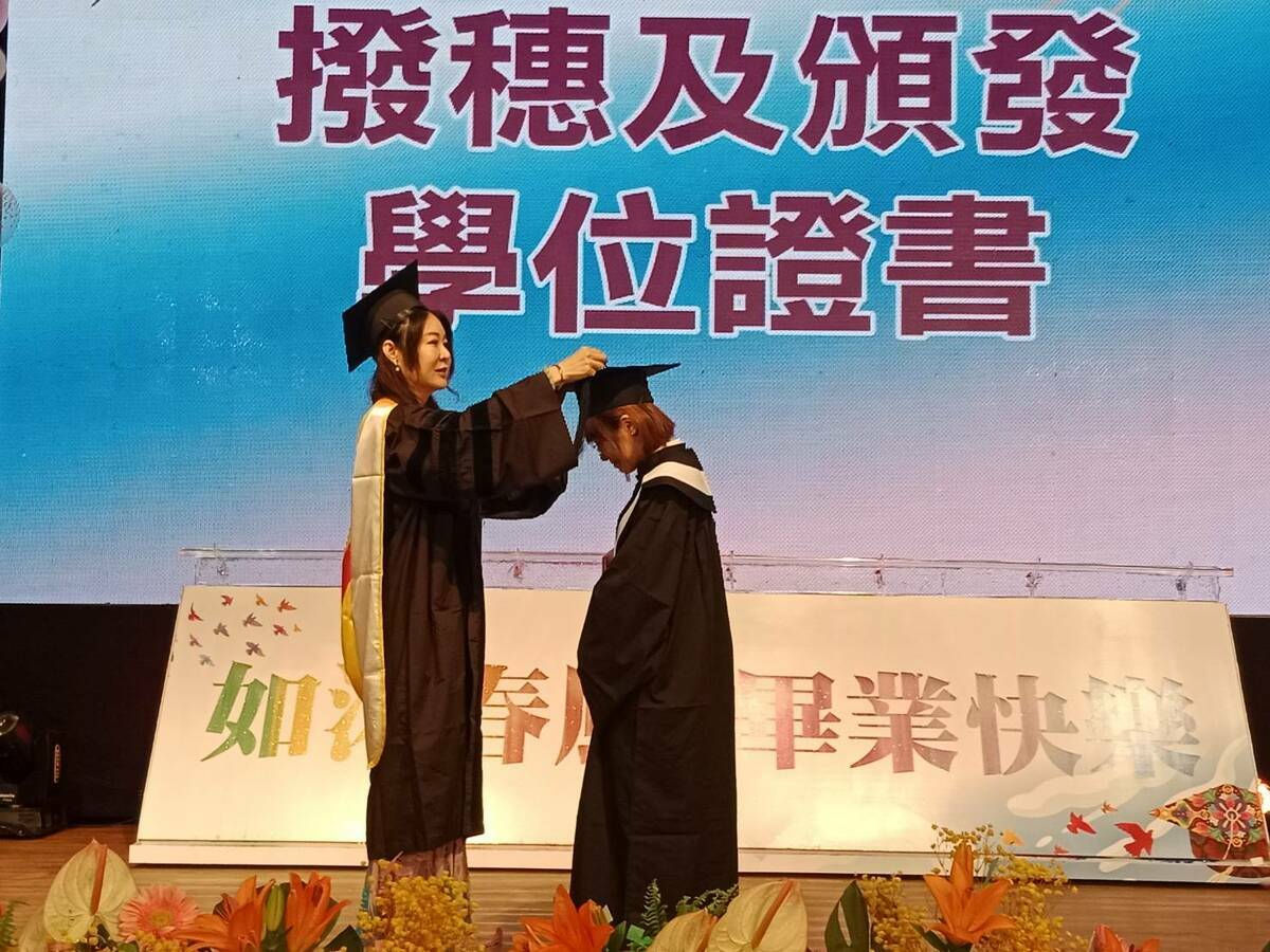 劉嘉茹(左)為畢業生撥穗、正冠。 圖：孫家銘攝