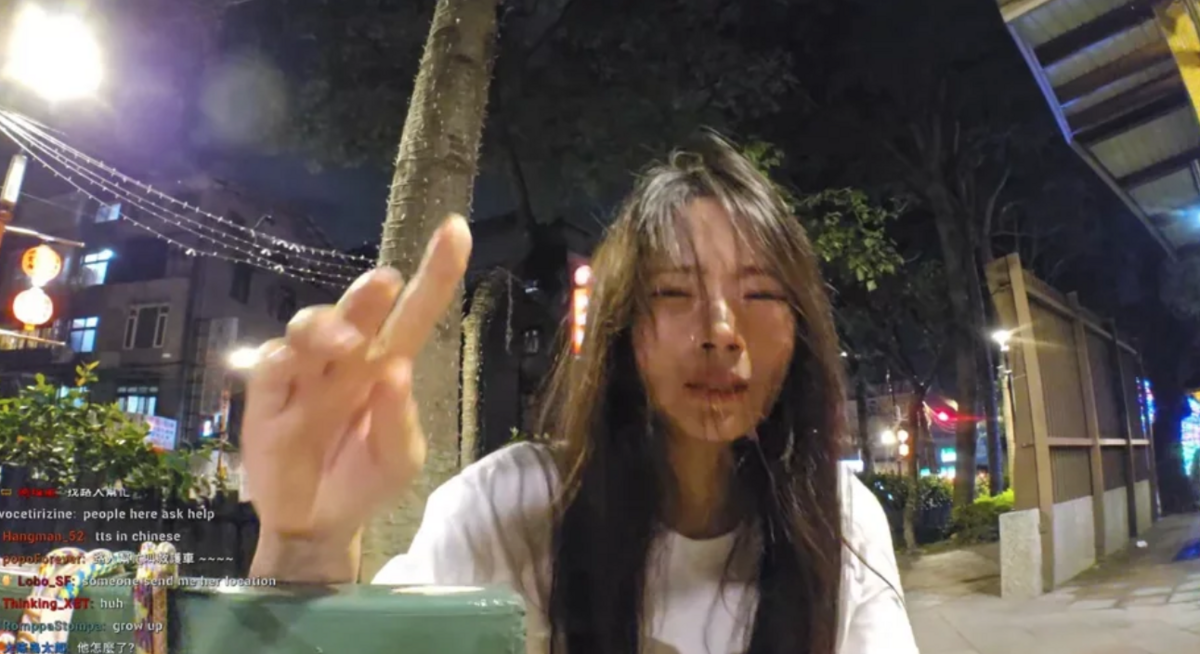 MAY經過板橋林家花園附近時，因為天氣太熱導致中暑昏倒。 圖：翻攝自MAY Twitch