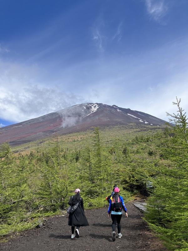 日本富士山靠山梨縣側的吉田口登山步道，今年將從7月1日開山進入夏天登山季。 圖：讀者提供