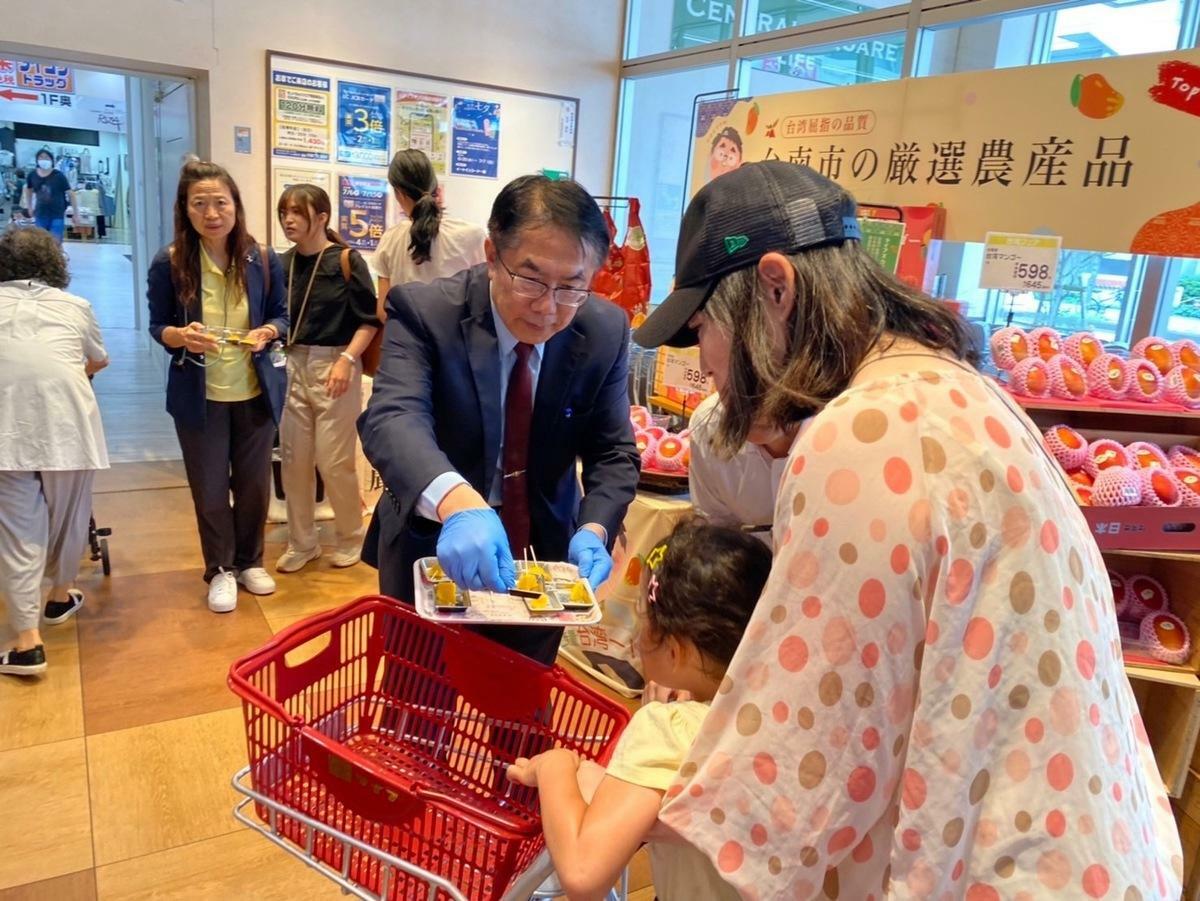 黃偉哲親自扮演推銷員，向日本民眾熱情推銷台南農特產品。 圖：台南市政府／提供