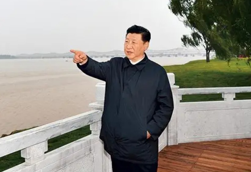 中共官媒吹捧中國國家主席習近平治水論述，在嚴重災情之下引起質疑聲浪。 圖：翻攝人民日報