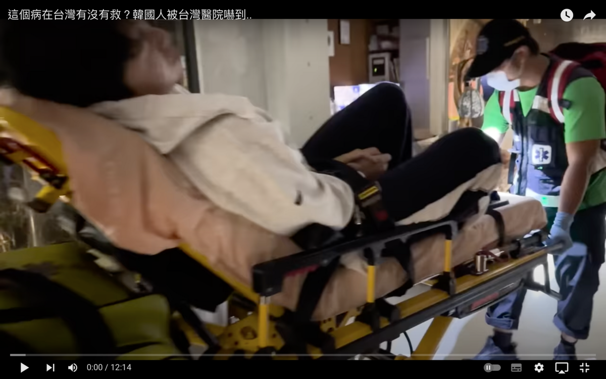 肌肉山山也分享了自己在救護車上臉色痛苦的畫面。 圖：翻攝自肌肉山山YT頻道