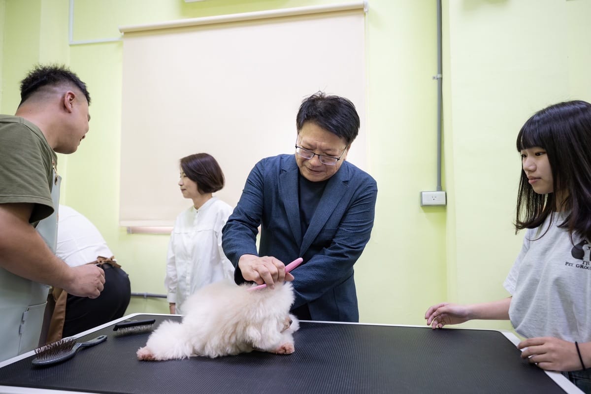 總統府秘書長潘孟安、屏東縣長周春米出席屏東縣動物之家啟用典禮，並與毛小孩互動。 圖：總統府提供