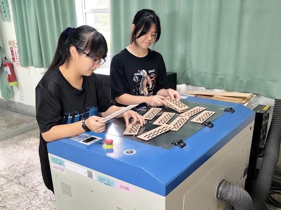 邱乙恩(左)、林侑臻動手將廢棄物變身有用的建材。 圖：中正高工/提供