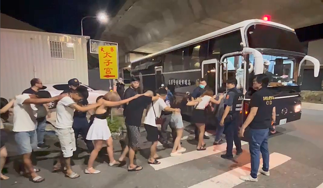 2023 年涉及刑事案件的外籍移工人數達到 5642 人，其中公共危險罪名最為普遍，其次為毒品、竊盜和詐欺。 圖：高雄市刑大/提供