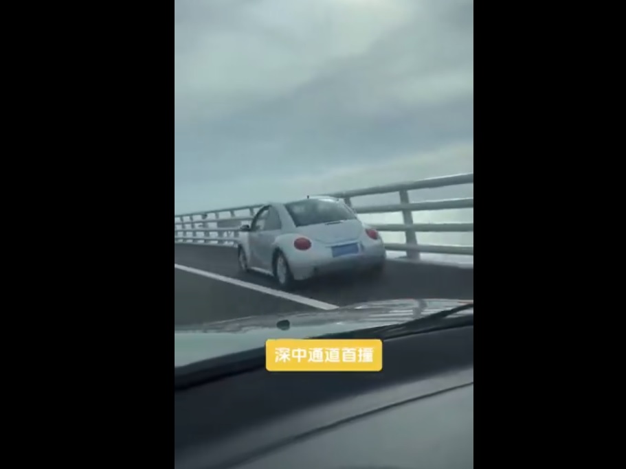 深中通道通車首日，就出現多起車禍，但每起車禍的車主都自稱是「深中首撞」。 圖：擷取自 @SoundOfHope_SOH X 分享影片