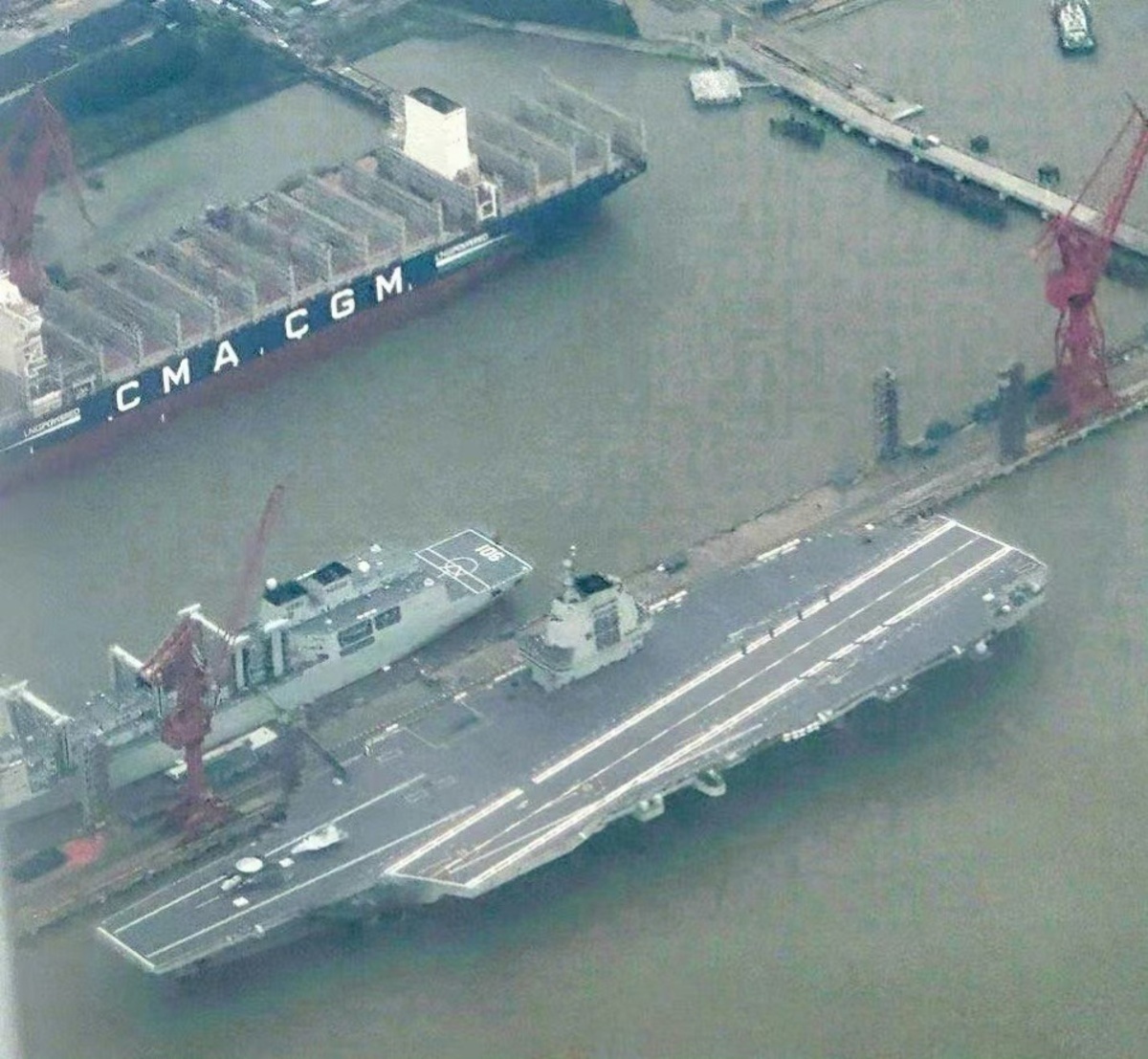 中國自製航空母艦「福建號(舷號18)」被發現與901型綜合補給艦「呼倫湖號(舷號901)」在岸上操練油液橫向補給。 圖：翻攝「臉書」呂禮詩