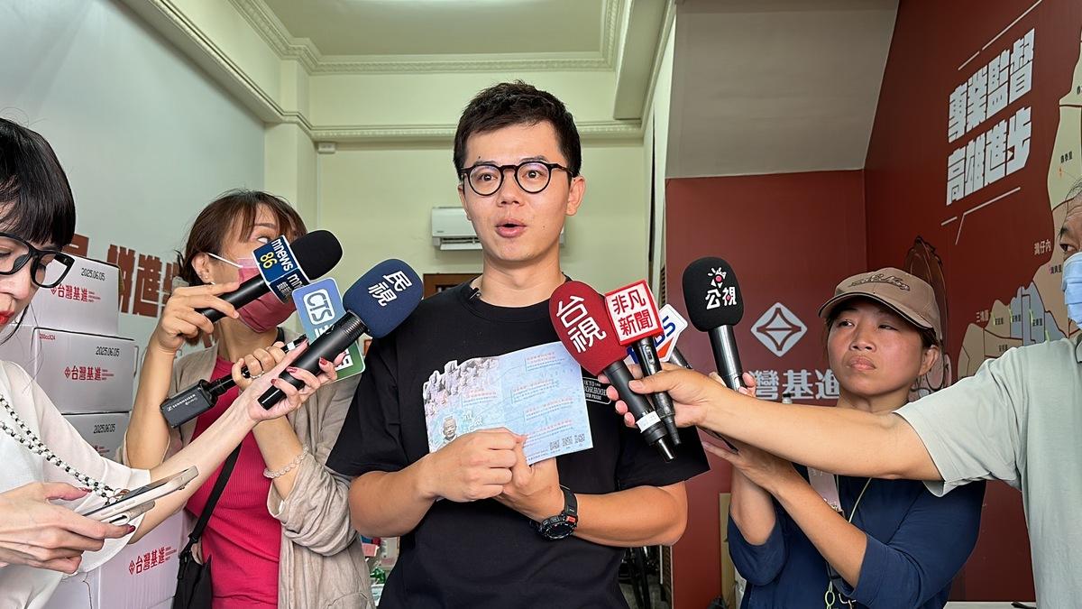 張博洋(中)踢爆「大秦雄風特展」兩項展示互動單元有資安疑慮。 圖：台灣基進/提供