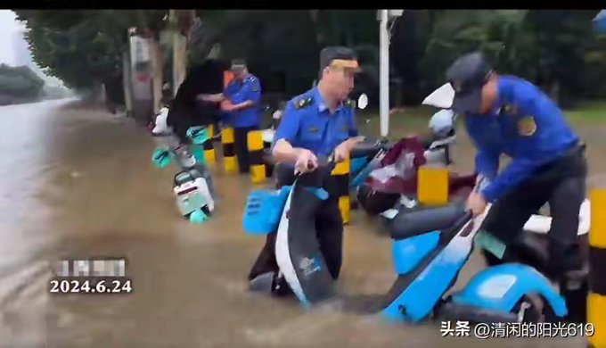 江西省南昌市遭受洪水侵襲時，共享電動車成為嚴重受災對象，當地政府緊急派遣成館進行「搶救」。 圖：翻攝自 @DXDWX999 X 帳號