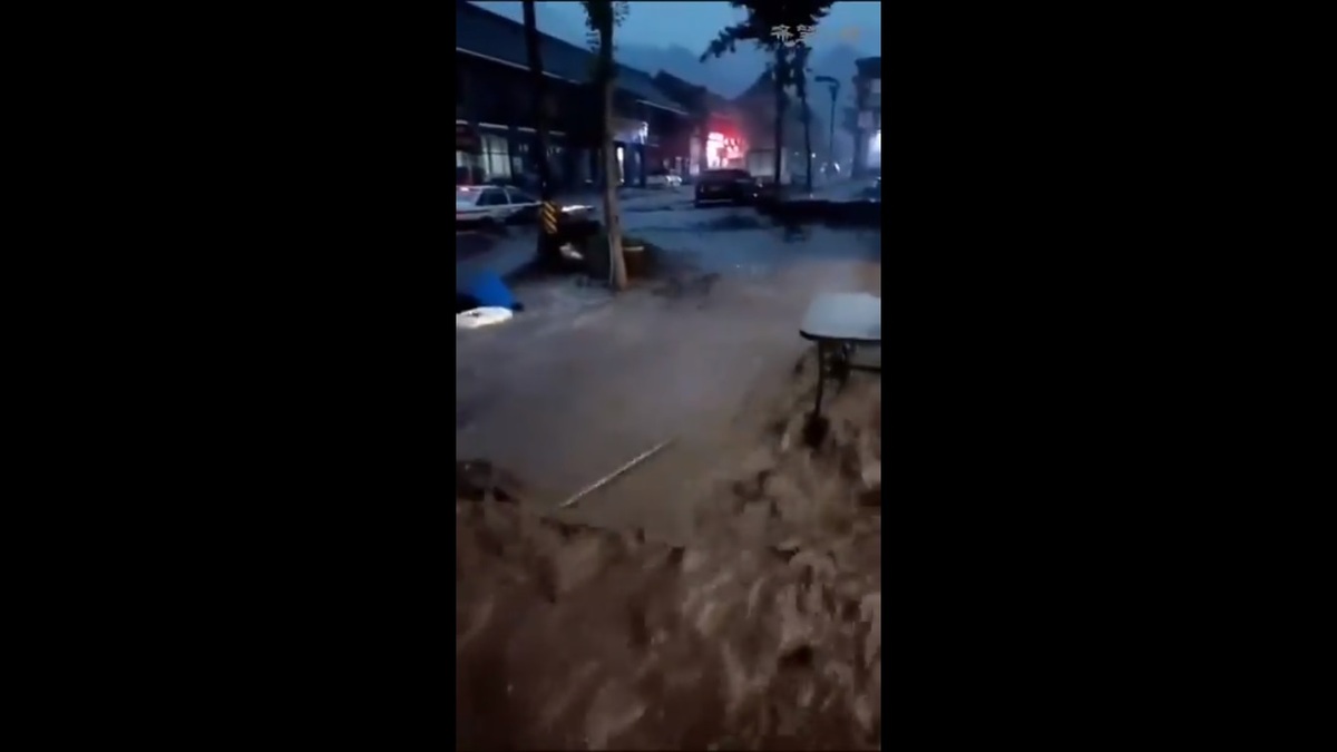 河北省多地也發生洪災的情形，許多人擔心當地政府再次發起「雄安保衛戰」，不曉得會有多少市、縣作為代價被水淹。 圖：擷取自 @xinwendiaocha X 分享影片
