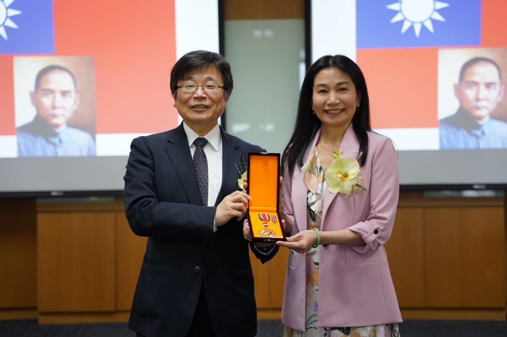 衛福部周次長志浩主持食藥署新舊任署長監交儀式，周志浩也代表衛生福利部頒發衛生福利專業獎章，肯定吳前署長秀梅任職期間的專業與盡職。 圖：食藥署／提供