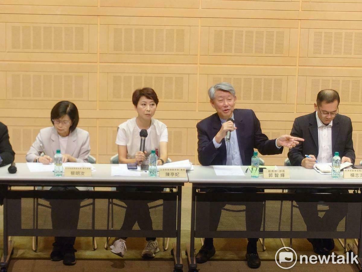 身兼立法院經濟委員會成員及民進黨團經濟政策小組召集人的陳亭妃安排立法院經濟委員會南下，特別邀請新任經濟部部長郭智輝與台南產業暢談AI轉型等議題。 圖：陳亭妃服務處提供