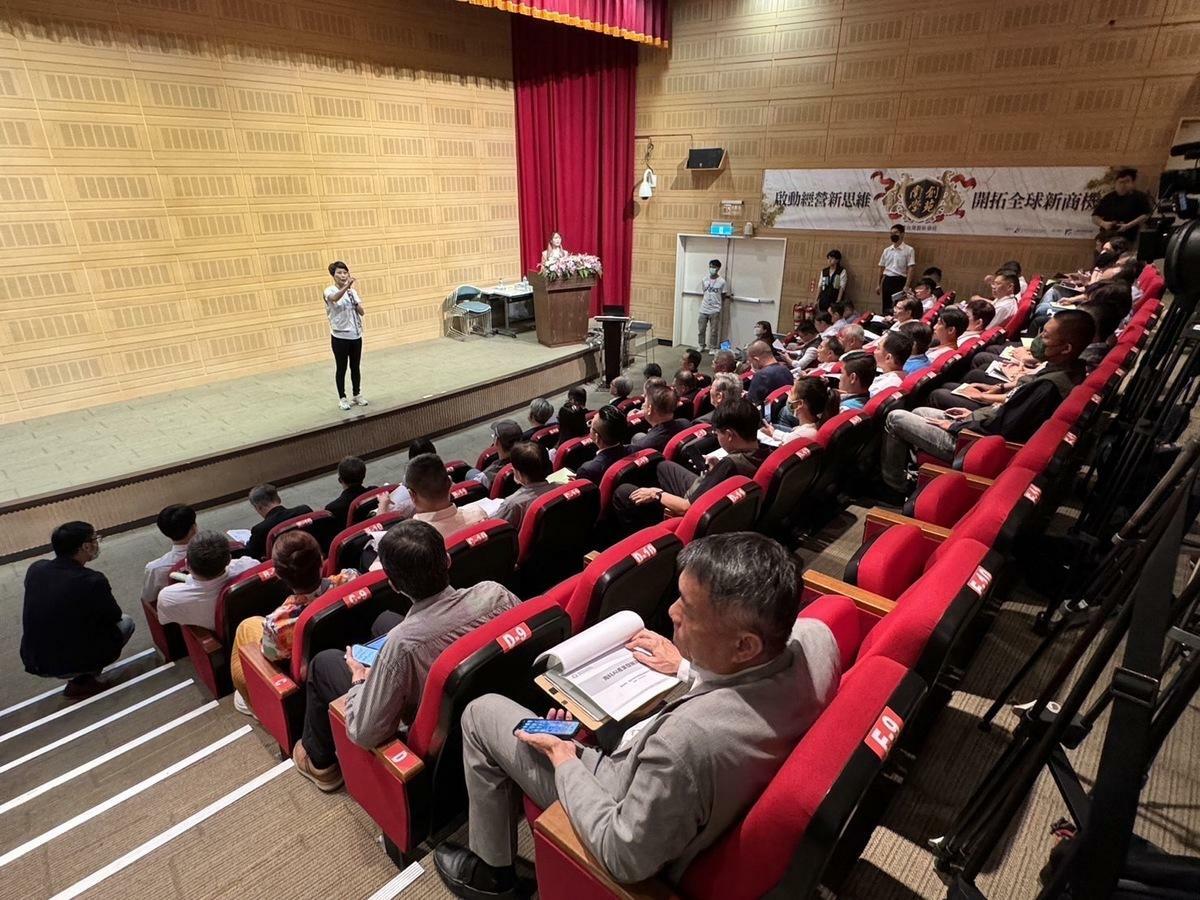 身兼立法院經濟委員會成員及民進黨團經濟政策小組召集人的陳亭妃安排立法院經濟委員會南下，特別邀請新任經濟部部長郭智輝與台南產業暢談AI轉型等議題。 圖：陳亭妃服務處提供