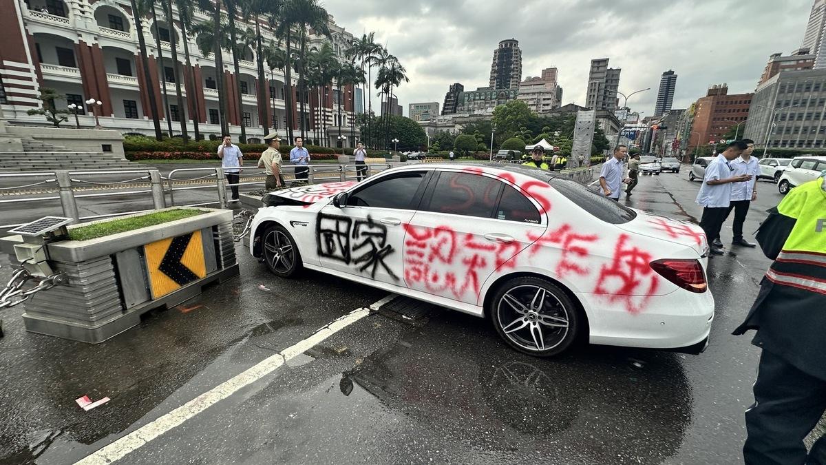 有噴滿「國家認知作戰」等字眼的白色轎車衝撞總統府。 圖：總統府提供