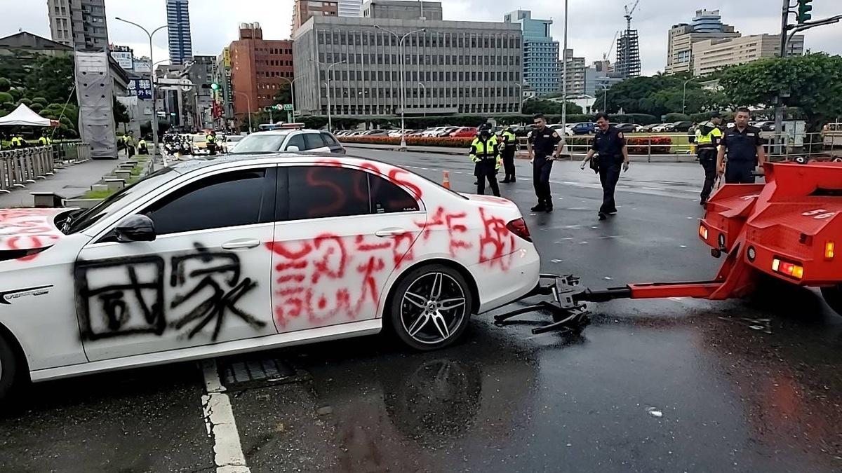 民眾開著噴有「國家認知作戰」字眼車輛衝撞總統府 圖：中正一提供