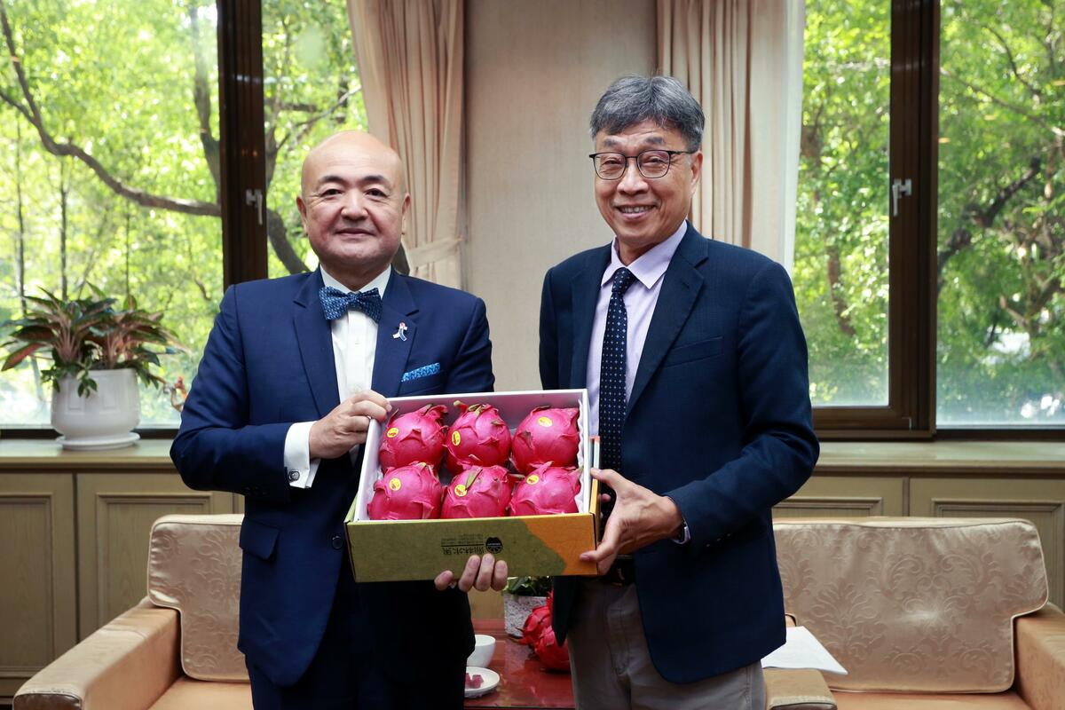 農業部陳駿季部長與日台交流協會片山和之代表合影 圖：農業部／提供