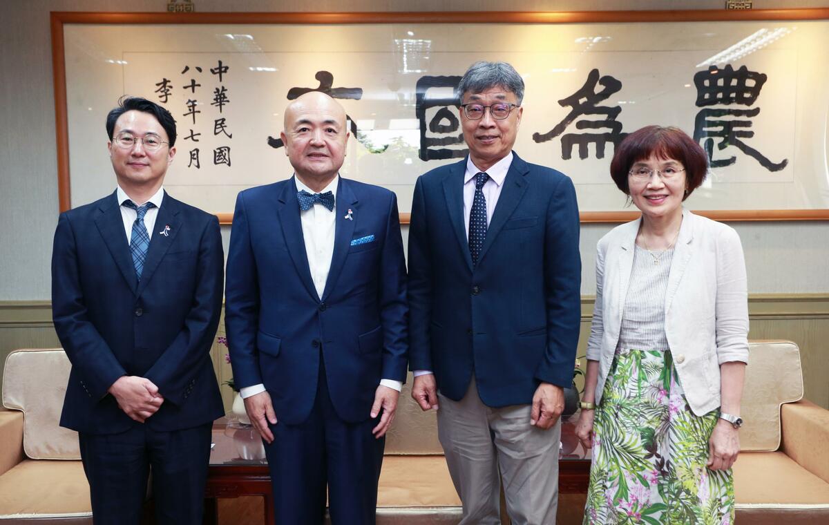 農業部與日台交流協會合影，左起依序為服部崇副代表、片山和之代表、農業部陳駿季部長、國際事務司林麗芳司長 圖：農業部／提供