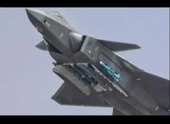有側彈艙設計的殲 -20 隱形戰機。 圖：翻攝自 大霧攔江