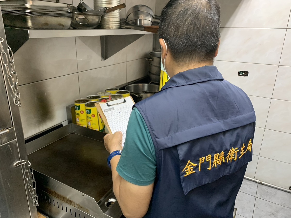 金門縣24遊客食後不適，5人就醫。衛生局已介入調查並檢測餐廳。（圖為金門衛生局檢測示意） 圖：翻攝自金門衛生局臉書專頁