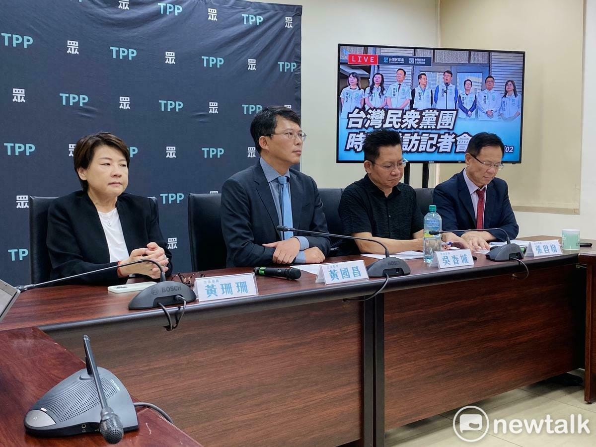 民眾黨團副總召黃珊珊（左起）、總召黃國昌、幹事長吳春城、立委張啓楷。 圖：周煊惠 / 攝