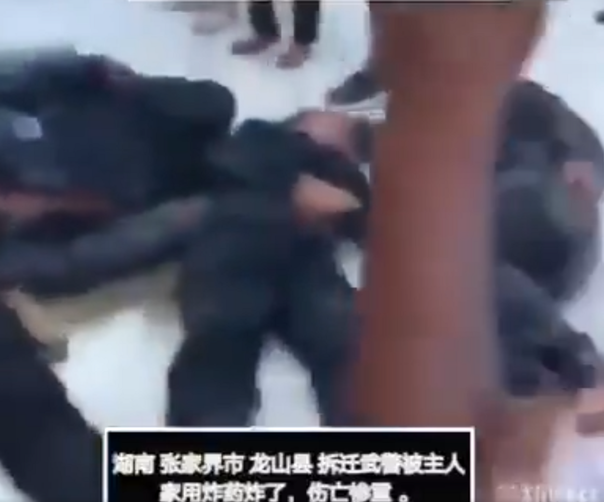 張家界拆遷武警因觸發房子主人埋的炸藥包而傷亡慘重。 圖：翻攝自火焰革命 X（前推特）帳號