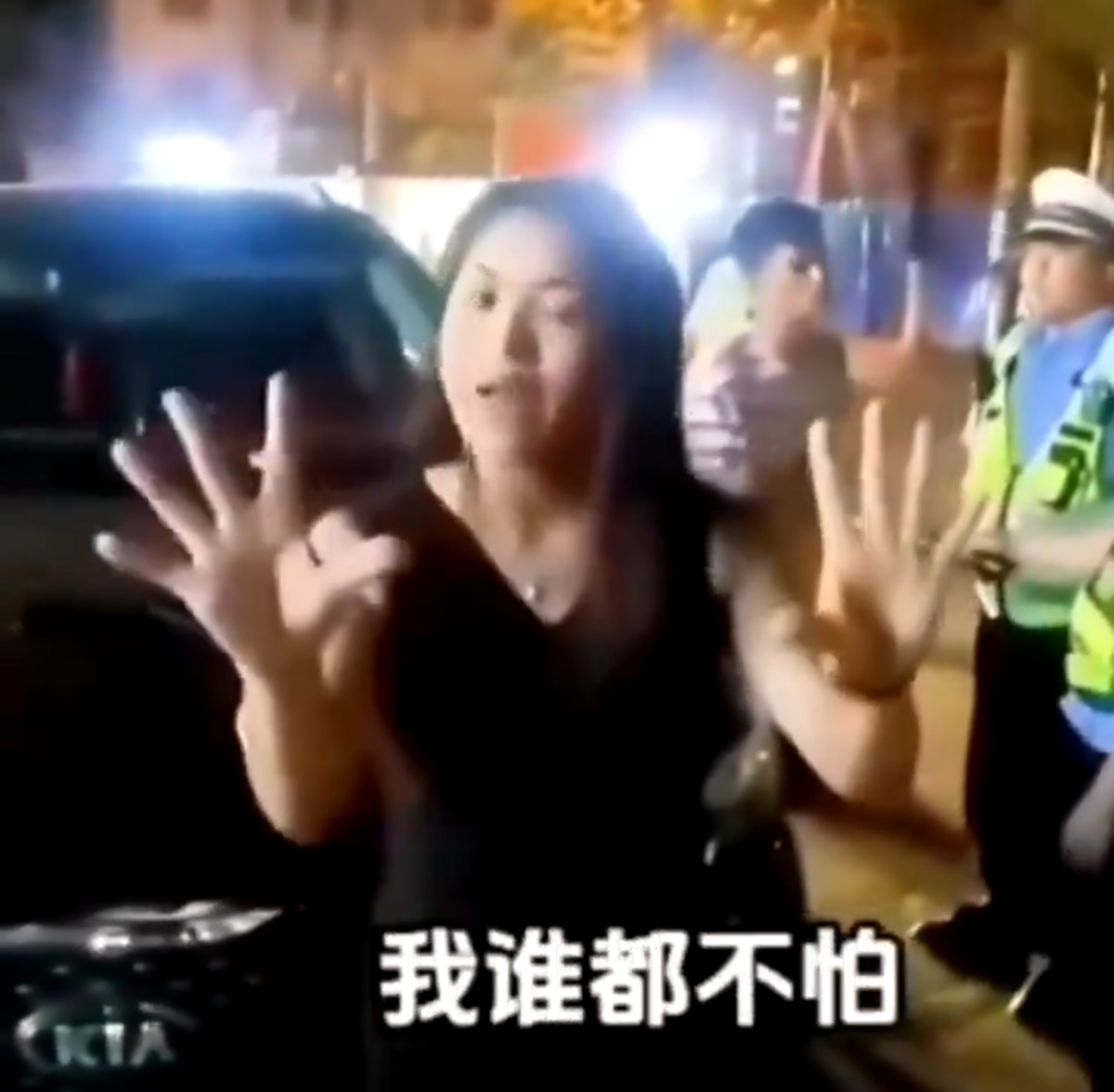 一名酒駕女子直接往交警撞去。 圖：翻攝自環球獵奇 X（前推特）帳號