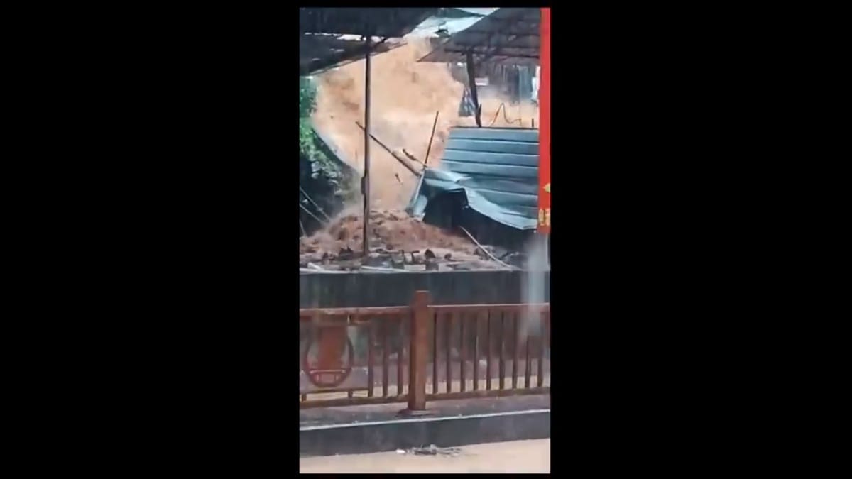 中國南方地區近期遭受暴雨侵襲，許多地區都被洪水淹沒。 圖：擷取自 @muyang909 X 分享影片