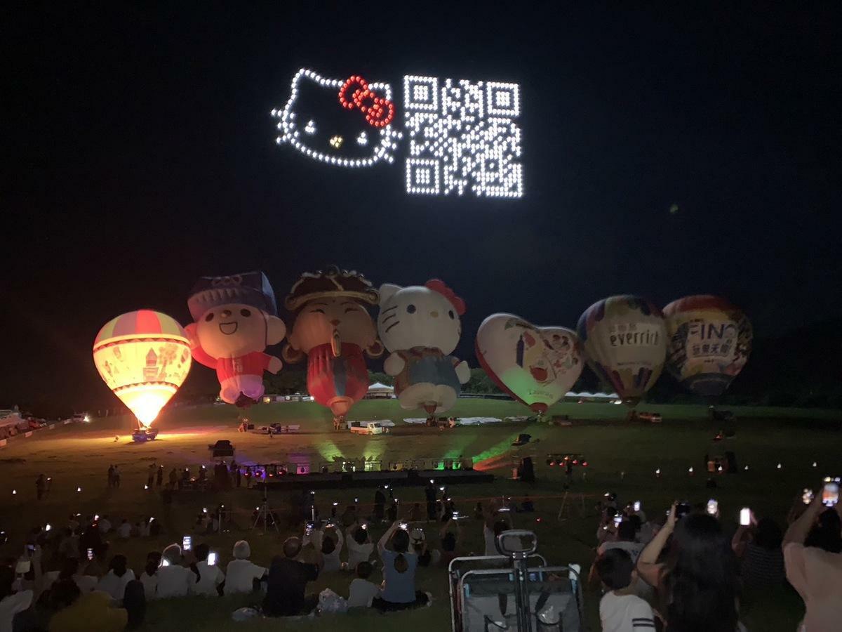 每年台東最夯的熱氣球光雕音樂會於昨(1)日首登場，昨日活動由高人氣熱氣球明星HELLO KITTY球與台東天后宮媽祖球等熱氣球登場。 圖：台東縣政府交通及觀光發展處／提供