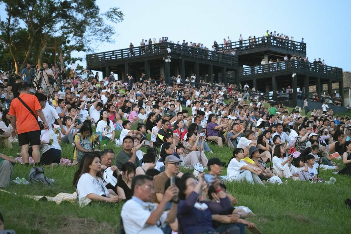台灣國際熱氣球嘉年華隆重登場，首場「熱氣球光雕及無人機」展演，在7顆熱氣球加持下，暖身場活動吸引破萬人進場觀賞。 圖：台東縣政府交通及觀光發展處／提供