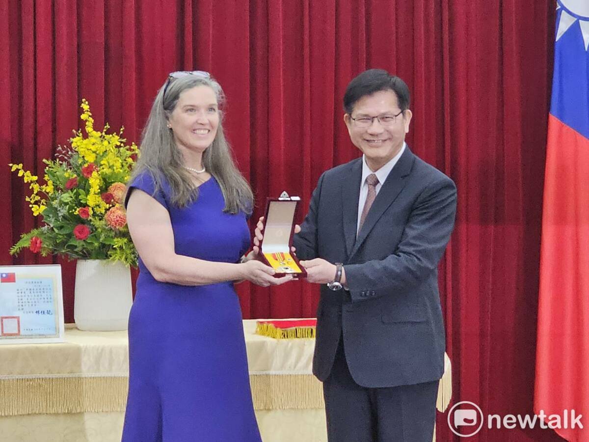 孫曉雅下周離任，林佳龍頒贈特種外交獎章感謝其過去三年協助促進台美關係。 圖：林昀真/攝