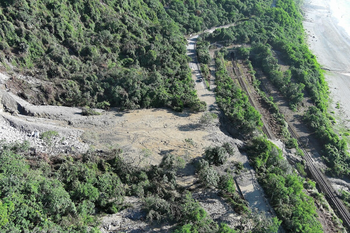 7月1日夜間豪雨造成和平至崇德路段多處發生土石坍方。 圖：交通部公路局／提供