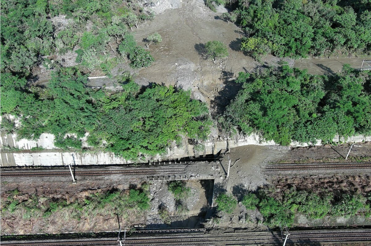 交通部公路局立即搶修，不過期間又遭遇上方土石泥流再度坍滑，因此公路局稍早宣布原訂中午12時通行延至下午17時全線搶通。 圖：交通部公路局／提供