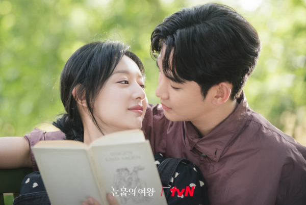 金秀賢與金智媛在影集《淚之女王》中飾演夫妻。 圖：翻攝自淚之女王官網